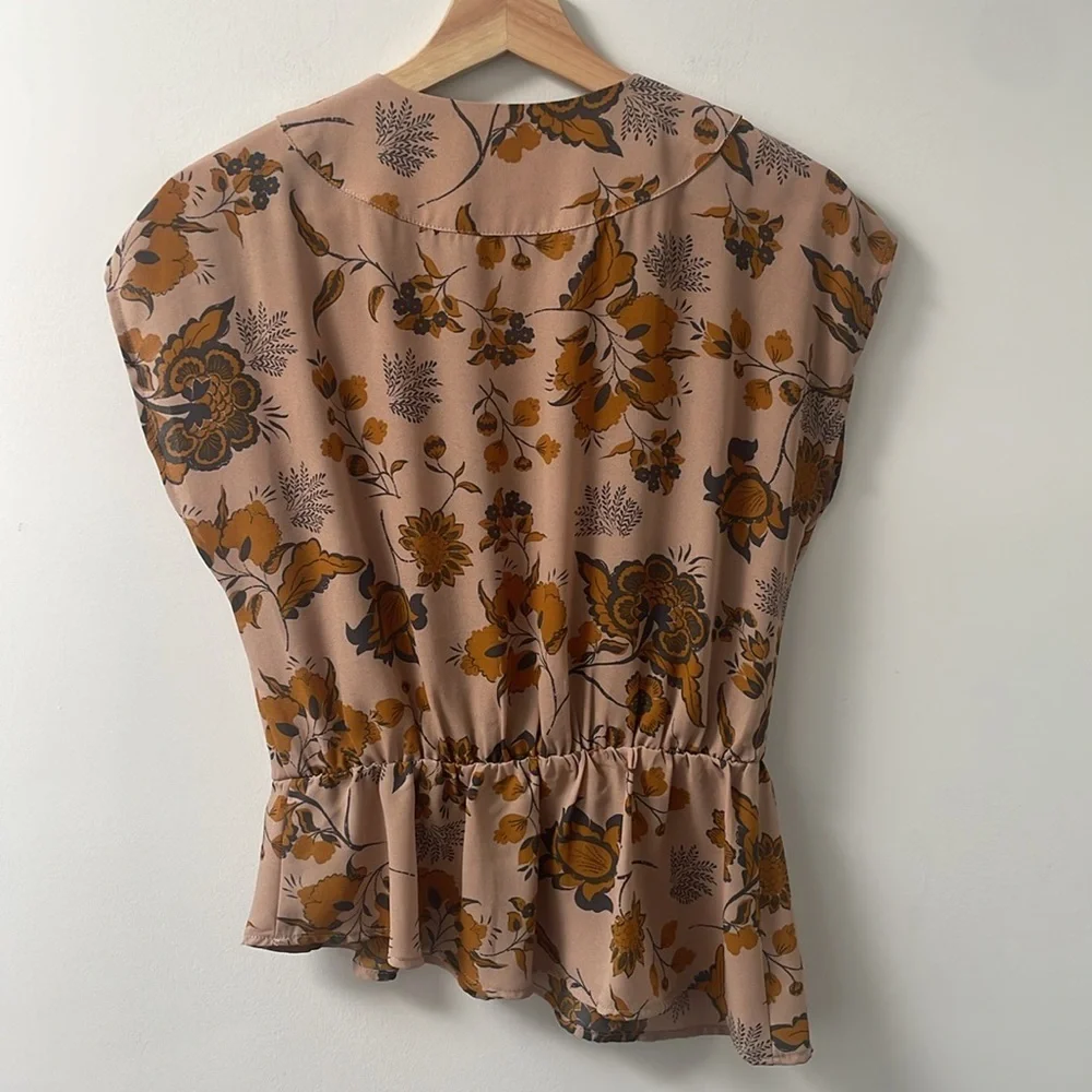 Leith Floral Asymmetrical Top Shortsleeves Blouse Brown elastic Waist Small S - Picture 5 of 11
